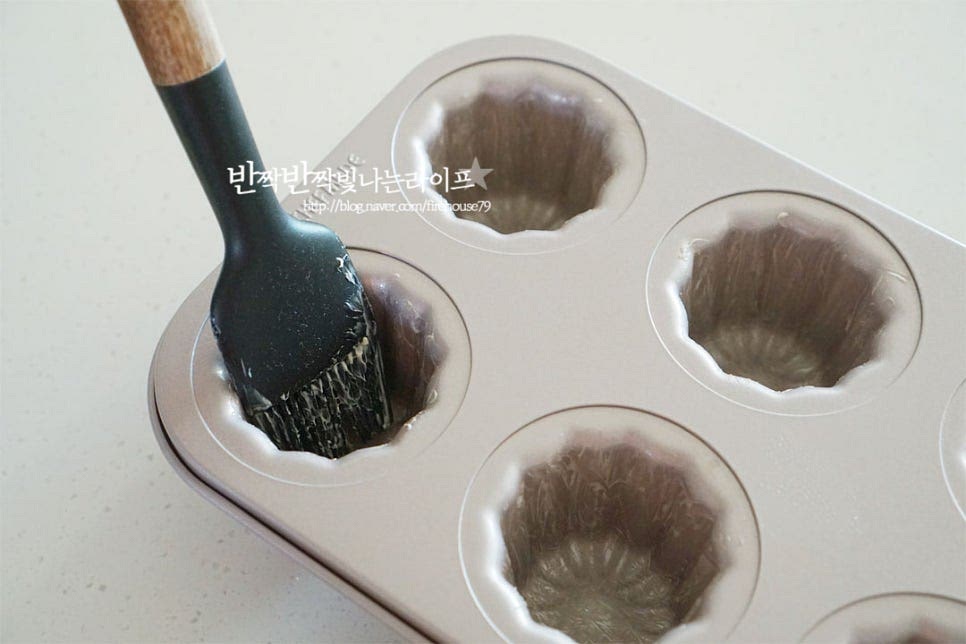 까눌레 틀은 동틀에 밀랍을 코팅하여 굽는 방식이 정석이지만 보다 밀랍 코팅 없이 사용할 수 있는 틀을 활용하면 보다 간편하게 만들 수 있습니다. 부드러운 실온 상태의 버터를 틀에 꼼꼼하게 발라줍니다. 냉장 휴지해두었던 반죽을 꺼내어 분리된 층을 가볍게 위아래로 섞어줍니다. 틀에 80% 정도 부어줍니다. 오븐에 넣고 구워주는데요. 이때 굽는 온도에 따라 모양이 부풀어 오르기 때문에 오븐의 사양에 따라 온도를 조절하여 굽는 것이 중요합니다. 예열한 오븐에 넣고 200도 15분 구운 뒤 180도 35~40분 구워줍니다. 구워진 까눌레는 틀에서 분리하여 식힘망에 올려 식혀줍니다. 까눌레 같은 경우 갓 만들어 먹었을 때 식감과 풍미를 맛있게 느낄 수 있는데요. 하루 이내로 드시는 게 눅눅하지 않고 겉은 바삭 속은 쫀쫀한 맛을 제대로 맛볼 수 있습니다. 짧은 영상도 같이 담았습니다. 반죽의 숙성에서 굽기까지의 베이킹과정이 단순하지만은 않으며 생각보다 실패하기 쉬운 구움과자 만들기 이기도 해서 천천히 반죽을 섞어주는 것과 온도를 오븐에 맞추어 잘 조절해 주는 것이 만드는 과정에서 중요합니다. 까눌레 만들기 반죽과 숙성, 틀에 넣고 굽기까지 맛있는 구움과자를 즐겨보세요. 끄읕 !