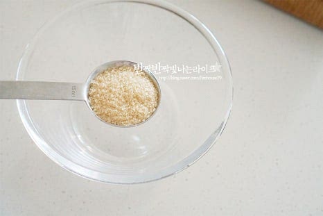 볼에 황설탕 2/2 큰 술, 케첩 3 큰 술 굴소스 2/3 큰 술, 식초 1/2 큰 술 물엿 1/2 큰 술, 간생강 약간 후추 약간을 넣어줍니다. 단맛은 케첩 맛에 따라 조절하고 생강이 약간 들어가면 풍미를 살릴 수 있습니다. 설탕이 녹을 수 있도록 섞어서 준비해둡니다.