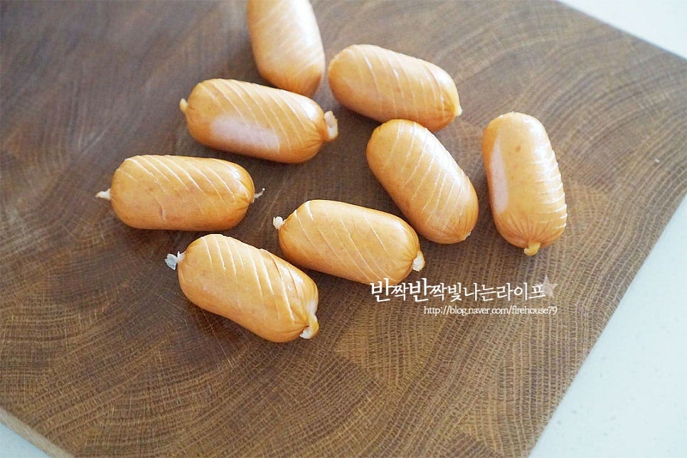 비엔나소시지는 한 봉지 정도 준비한 뒤 먹기 좋게 칼집을 내어줍니다. 한 입 크기 정도로 잘라도 되고 저와 같이 칼집을 넣어주셔도 됩니다. 칼집을 넣으면 사이사이 소스가 어우러져 맛있어요. 야채 종류는 파프리카, 양파, 당근을 준비했는데 버섯이나 피망 등 입맛에 맞게 넣어주면 됩니다. 모두 한 입 크기로 썰어주는데 단단한 당근은 조금 얇은 두께로 잘랐습니다.