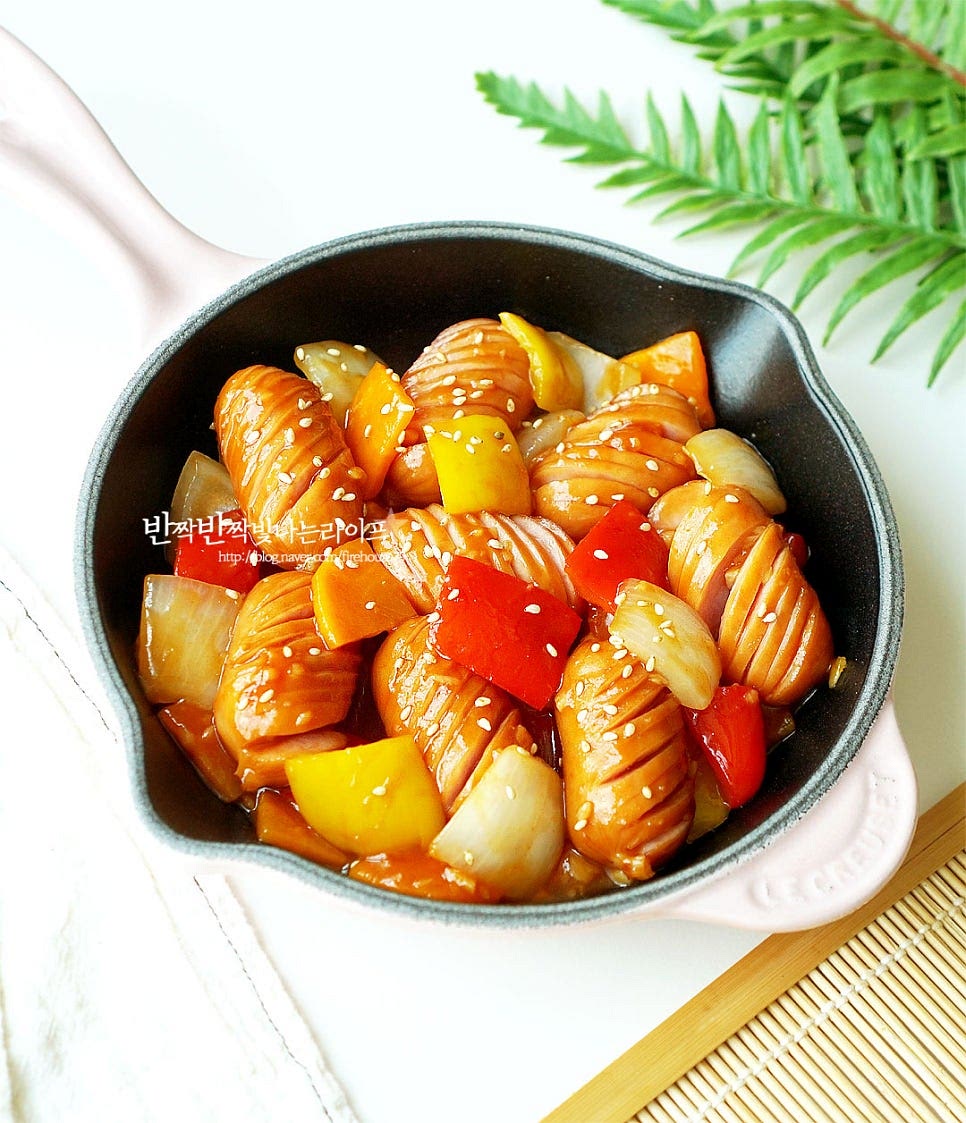 완성된 소세지야채볶음은 먹기좋게 담은 뒤 통깨 또는 파슬리가루 약간 뿌려줍니다. 새콤달콤한 케첩을 기본양념으로 굴소스와 설탕, 식초 등으로 감칠맛을 살려주었는데요. 추억이 생각나는 쏘야볶음 맛은 맵지 않고 아삭한 야채가 듬뿍 들어가 아이들 밥반찬으로도 좋고 간단한 레시피로 만들어 맥주 안주 곁들여도 좋습니다. 기본 레시피를 참고해서 맛있게 만들어 드세요. 끄읕 !