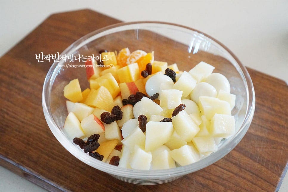 넉넉한 크기의 볼에 손질한 모두를 넣어줍니다. 다채롭고 풍성하게 넣어 요리하기 때문에 더 맛있게 즐길 수 있는 것 같아요. 마요네즈 4 큰 술, 황설탕 1 작은 술 소금 두 꼬집, 케찹 1/2 작은 술 넣어줍니다. 과일샐러드 드레싱소스는 마요네즈를 기본으로 허니 머스터드나 요거트 등을 넣기도 하는데 추억의 과일사라다는 마요네즈 듬뿍에 케찹이 약간 들어가는 맛이죠. 간에 따라 조절하여 맞추어 주세요. 빠질 수 없는 땅콩가루 넣고 버무려줍니다. 맛있게 버무려 완성했어요. 아삭하게 어우러지는 과일과 감자, 메추리알 건포도와 땅콩까지 더해져 어린시절부터 먹던 옛날사라다의 맛이 가득 채워졌어요. 영상도 같이 담았어요. 좋아하는 재료를 다양하게 손질한 뒤 드레싱에 버무려 주기만 하면 되는 간단하면서 근사한 별미로 즐기기 좋은 샐러드에요. 새콤달콤 고소함이 가득한 과일사라다 만들기 맛있게 요리해드세요^^ 끄읕 !