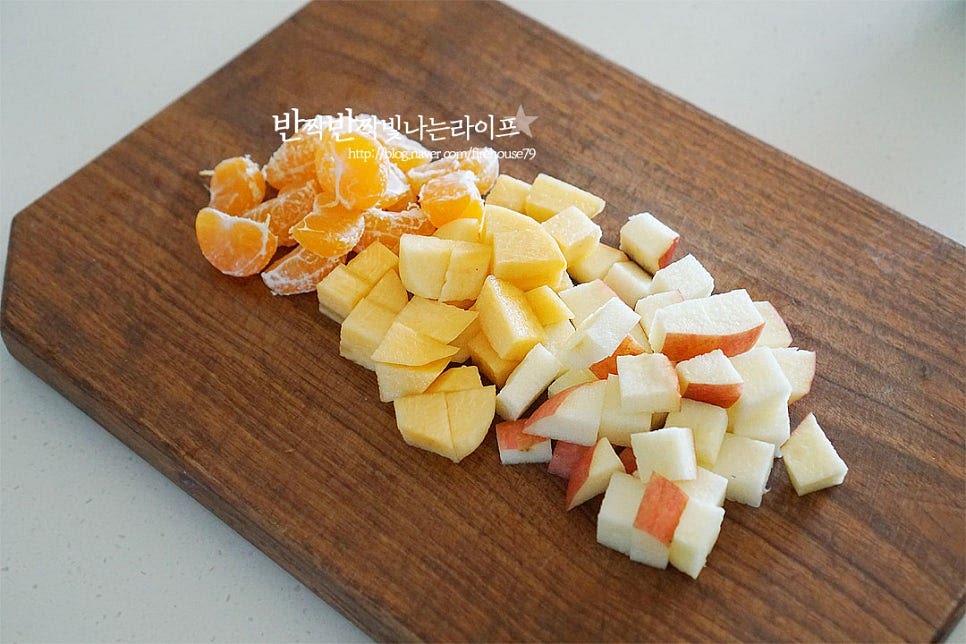 옛날사라다에는 어린 시절 추억의 맛이 떠오르는 사과와 귤, 단감을 넣어주었어요. 풍성한 가을이라 종류를 다채롭게 넣어 만들 수 있는데 상황에 따라 사과를 기본으로 여러 가지 재료를 넣어주면 맛있어요. 귤은 껍질을 벗겨 낱개로 분리하고, 사과와 단감은 한 입 크기로 잘라줍니다. 아삭한 오이도 빠질 수 없죠. 오이는 4등분으로 길게 자른 뒤 가운데 씨 부분을 칼로 제거해 주어 물이 생기지 않게 손질해 준 뒤 한입 크기로 잘라주면 됩니다. 모든 샐러드 재료는 밸런스를 맞추어 잘라주면 되어요. 감자는 깍둑썰기 한 뒤 전자레인지로 익혀주었어요. 감자나 샐러리, 햄, 맛살 등 풍성하게 넣어도 잘 어울린답니다~ 전자레인지 4분 돌려 익혀주었습니다. 포슬포슬 담백 고소한 맛과 향이 새콤달콤함과 조화롭습니다. 메추리알은 삶은 것을 준비해 주었고 (삶은 계란도 좋습니다.) 땅콩은 다져 넣었습니다. 옛날 과일사라다는 땅콩과 마요네즈에 케찹을 약간 넣은 소스가 포인트인데요. 다른 견과류를 잘게 다져 넣어주어도 좋아요.