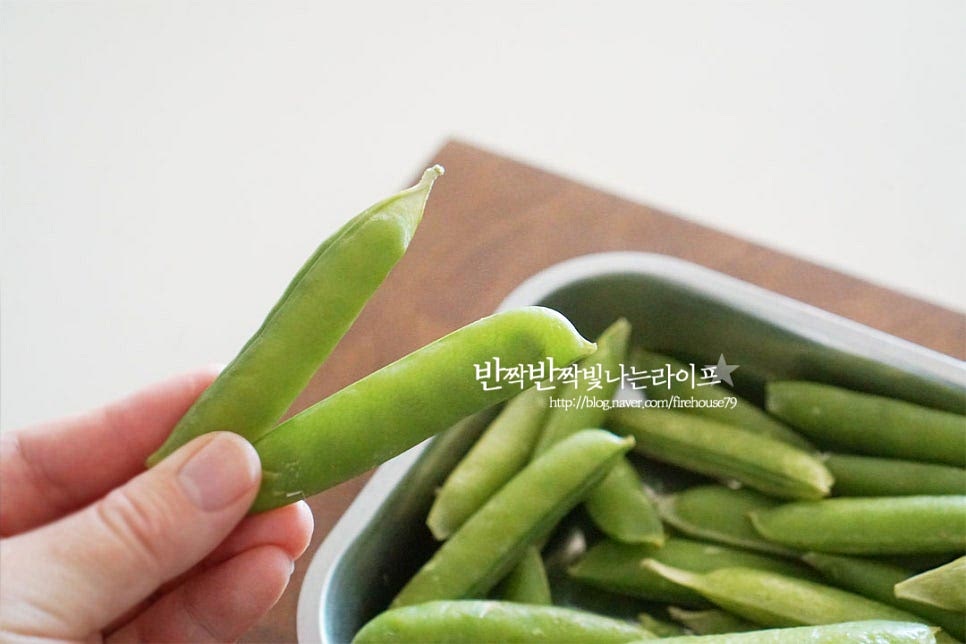 햇완두콩이 알알이 맛있게 여물었더라고요. 콩만 발라서 밥에 넣어 먹어도 맛있지만 꼬투리채로 삶아서 먹으면 먹을수록 고소한 게 맛있어요. 진한 녹색이 선명하며 알알이 꽉 차있는 것으로 준비했습니다. 삶지않고 소분할 때는 콩을 분리하여 냉동실에 소분해두었다가 밥을 지어먹거나 토핑이나 소스에 곁들이면 됩니다. 꼬투리 끝 부분은 가위로 잘라서 손질한 뒤 물에 식초를 약간 넣고 살짝 흔들어 씻어줍니다. 껍질 그대로 삶기 때문에 깨끗하게 헹구어 세척해주었습니다. 세척 후 체에 밭쳐 물기를 털어줍니다.