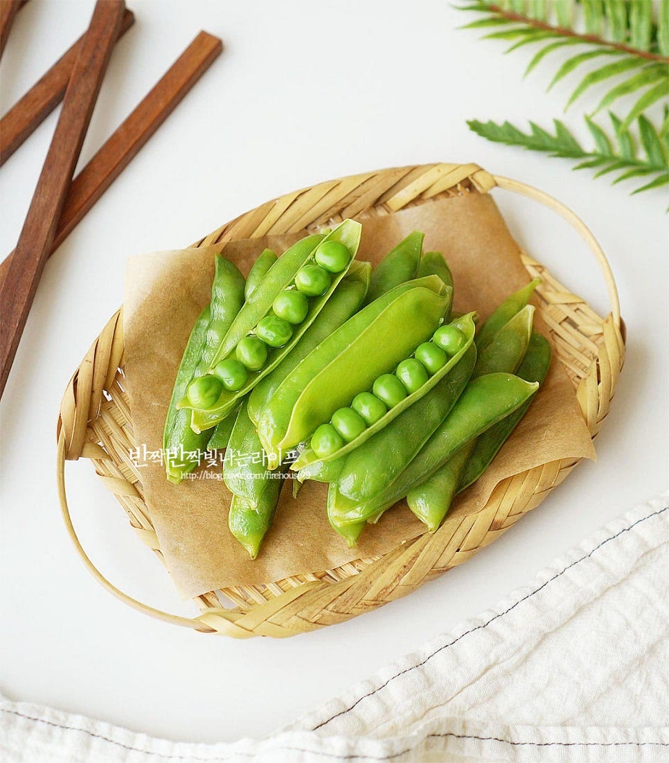 껍질을 까서 알알이 먹는 즐거움이 있는데요. 건강한 간식으로 먹기도 좋고 삶아서 먹는 고소한 맛도 풍부하답니다. 영상도 같이 담았어요. 껍질 완두콩을 세척한 뒤 끓는 물에 소금과 설탕을 넣고 먹기좋게 데쳐 완성하는 간단한 레시피로 맛있는 완두콩요리를 맛볼 수 있어요. 제철의 맛을 고소하게 즐겨보세요. 끄읕 !