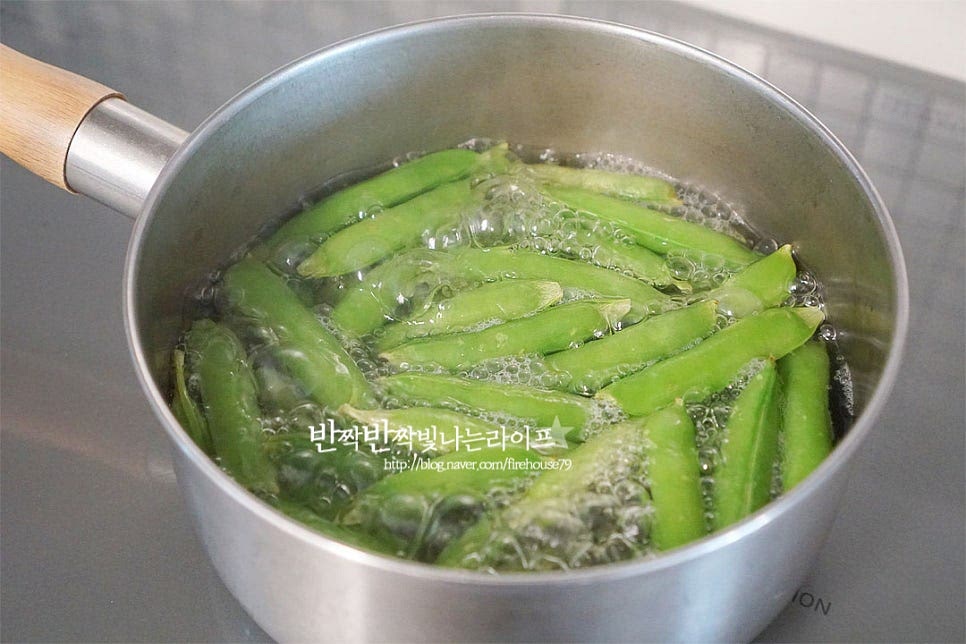 삶는 시간은 콩을 넣은 뒤 3~5분입니다. 익힘 정도는 입맛에 따라 다른데요. 약간 아삭하게 부드러운 정도는 3분 조금 더 부드럽게는 5분까지 익혀주는데 너무 오래 익히면 식감이 물러지거나 꼬투리가 터질 수 있습니다. 적당하게 아삭한 식감으로 3분 삶은 뒤 건져내어줍니다. 익힘 정도를 잘 모르겠다면 한개 꺼내어 먹어보면 됩니다.