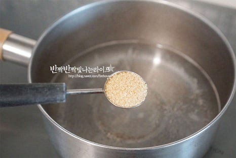 냄비에 물 500ml를 붓고 끓어오르면 소금 1작은술, 황설탕 1작은술 넣어줍니다. 설탕과 소금으로 간을 해서 삶으면 색이 선명하게 익으며 달짝지근한 감칠맛이 풍부해져 맛도 좋고 콩 비린내나 풋내도 잡아줄 수 있습니다. 설탕은 생략가능하며 소금만 약간 넣어도 좋습니다. 끓는 상태에서 손질한 완두콩을 넣어줍니다. 물의 양은 500ml를 잡아주었는데 냄비 크기나 양에 따라 조절해 줍니다. 모두 잠기지 않는 2/3 정도로 물이 자작한 정도가 좋습니다. 물이 많아도 맛이 싱거워질 수 있어요.