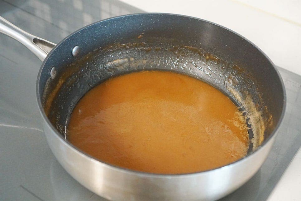 편스토랑 막걸리수육에서 팁은 삼겹살수육 삶은 육수로 소스를 만드는 것인데요. 남은 국물에 쌈장을 넣어주면 구수한 소스가 되어 잘 어울린답니다. 남은 육수에 쌈장 2 큰 술, 물, 후추를 넣어요. 물은 농도에 따라 조절하여 넣어주세요. 풀어가며 끓여 걸쭉한 농도로 완성해 줍니다. 쌈장 소스가 고급스러워지면서 달큰한 감칠맛이 어우러져 맛이 잘 어울려요~ 간단하게 소스와 쌈야채를 곁들여도 좋고, 김치와 파채 등 푸짐하게 보쌈으로 즐겨도 맛있어요. 영상도 같이 담았어요. 재료부터 만드는 과정이 어렵지 않아 간단하게 요리하기 좋은데요. 고기를 먼저 구워주어 촉촉함을 살려주는 것, 양념한 삶는 물을 졸이듯이 삶아주고, 남은 육수를 활용한 소스까지 맛깔나게 즐기는 레시피에요. 편스토랑 명세빈 막걸리수육으로 부드럽고 촉촉한 삼겹살을 맛있게 즐겨보세요^^ 끄읕 !