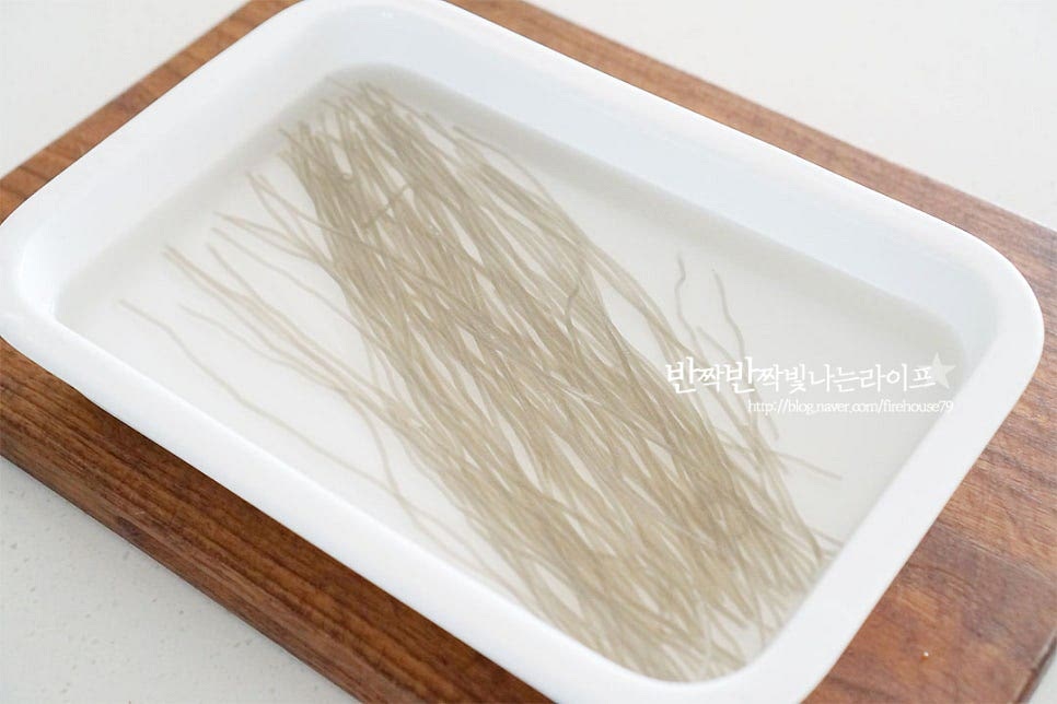 당면은 미리 찬물에 30분 정도 불려주어요. 목이버섯은 한 입 크기로 썰고 표고버섯은 슬라이스하여 줍니다. 팽이, 새송이, 송화버섯 등 다채롭게 넣어주시면 됩니다. 저는 냉장고에 있는 두 가지 버섯 준비했어요. 대파는 큼직하게, 양파와 당근은 채 썰고 매운맛 더해줄 고추는 송송 썰어요. 오늘은 어른 용이라 청양고추 같이 넣었어요. 아이용은 고추는 빼주세요.