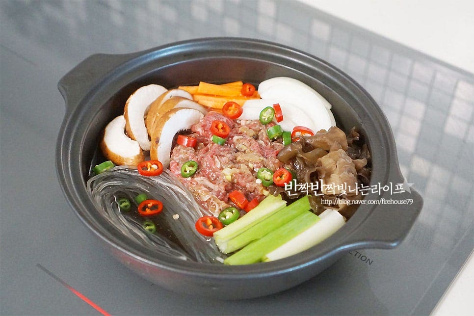 재료가 익을 수 있도록 바글바글 끓여주어요. 중간중간 뜨는 거품은 제거하여 깔끔하게 끓여줍니다. 고기가 익으면서 국물 맛이 우러나는데요. 간을 보고 부족하면 간장이나 소금 설탕으로 단짠의 간을 맞추어 주세요. 마지막에 참기름 약간을 넣어 마무리해요. 뚝불고기가 보글보글 익어가는 소리부터 정말 먹음직스러운데요. 국물과 같이 떠서 먹어보면 달달하면서도 간이 스며든 맛에 자꾸만 손이 가요~ 영상도 같이 담았어요. 육수를 부어 끓였기 때문에 소불고기 식감이 촉촉하고 부드러우며 재료와 어우러짐이 맛깔나요. 채소나 버섯 등 곁들임 재료를 같이 건져먹는 맛도 좋고요. 뚝배기 불고기 맛있게 만들어 드세요^^ 끄읕 !