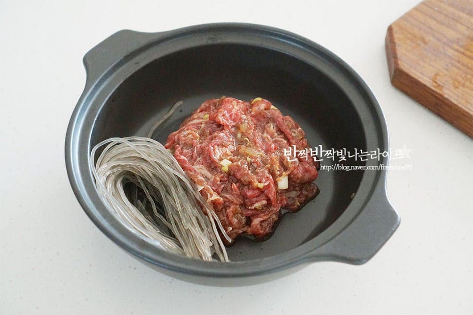 뚝배기에 양념한 고기와 불린면 넣어요. 가장자리로 준비한 재료를 담아주어요. 당근같이 색감이 나는 재료를 넣으면 조금 더 먹음직스러워 보인답니다. 미리 찬물에 다시마를 30분 정도 우려 다시마육수를 준비했어요. 육수에 소금 한 꼬집 넣고 재료가 자작하게 부어줍니다. 대략 250ml 정도 부어주었는데 냄비 크기나 재료에 따라 조절하여 넣어주세요. 재료를 모두 담은 뒤 끓여주기만 하면 됩니다.