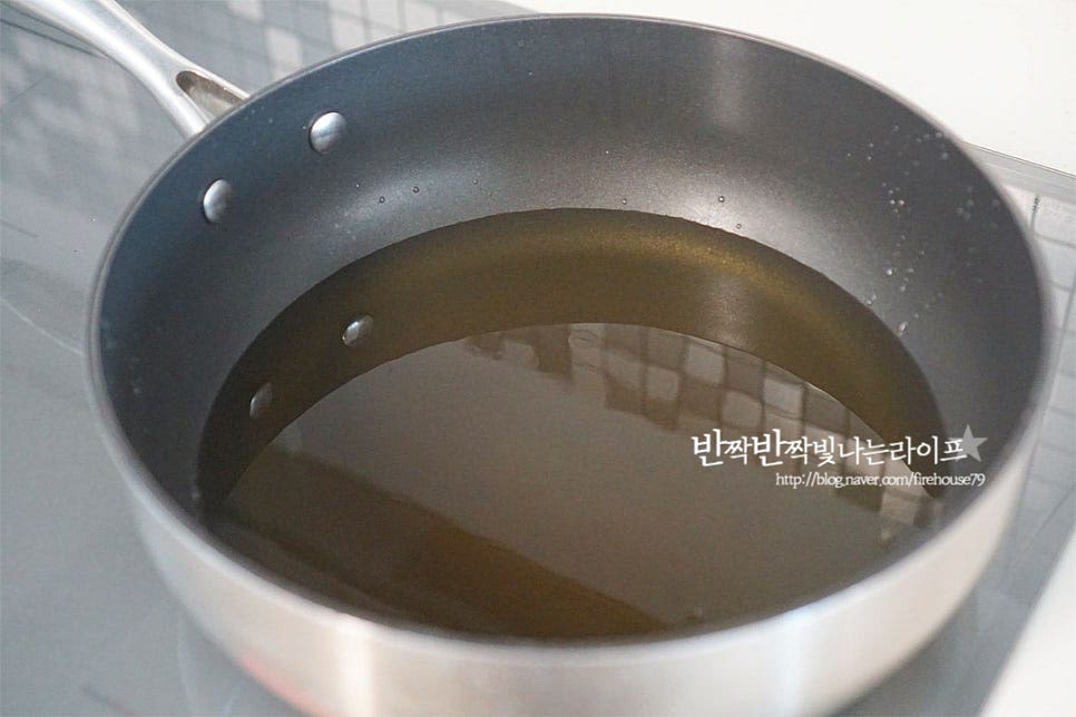 깊이가 있는 팬에 식용유를 넉넉하게 붓고 예열해줍니다. 160도로 기름 온도가 맞추어지면 튀김옷을 입은 치킨을 넣고 튀겨줍니다. 서로 붙지 않게 하나씩 넣고 젓가락으로 살짝 저어가며 튀겨주세요. 겉이 바삭하게 튀겨지고 속이 익으면 완성입니다. 한번 튀기는 것보다 건져내어 기름을 정리하고 한 번 더 튀겨주면 식감이 더 바삭바삭합니다. 한 입 크기로 잘라서 생각보다 금방 익는데요. 속이 익었는지 확인하기 위해 젓가락으로 찔러보았을 때 육즙이 나오지 않으면 익은 것이에요. 튀김망에 올려 눅눅해지지 않게 기름을 빼줍니다.