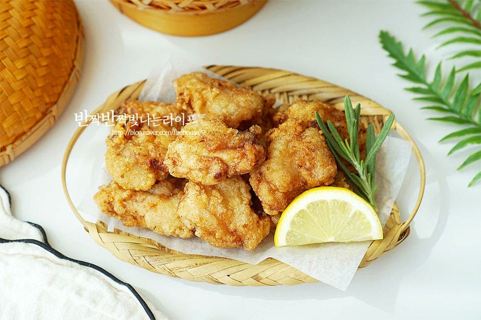 완성된 치킨 가라아게는 푸짐하게 담아줍니다. 양배추를 채 썰어서 같이 곁들여도 좋습니다. 간이 짭조름하게 되어있어 그대로 먹어도 좋고 덮밥으로 만들어도 되고요. 갓 튀겨서 뜨거울 때 한 조각 먹어보면 겉은 바삭바삭하면서 속의 육즙이 고소하게 맛이 좋아요. 순살치킨이라 아이들 간식으로도 좋고 맥주랑 술안주로 먹어도 잘 어울린답니다. 밑간한 뒤 전분가루를 묻혀 튀기면 집에서 만들기 어렵지 않아요. 가라아게 치킨 만들기 맛있게 만들어드세요. 끄읕 !