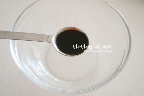 치킨 가라아게는 소금, 후추로만 밑간하는 것보다 간장 양념을 만들어 감칠맛을 깊게 만들어주는데요. 넉넉한 크기의 볼에 간장 2 큰 술, 맛술 2 큰 술, 황설탕 1 작은 술, 생강가루 1/3 작은 술, 마늘파우더 1/3 작은 술, 소금 두 꼬집, 후추 약간 넣고 섞어줍니다. 생강만 넣고 마늘은 생략 가능하며 설탕이 조금 들어가면 감칠맛이 더 좋습니다. 생강이 들어가야 일본식 닭튀김의 풍미를 살릴 수 있으며 생강즙을 조금 넣어도 좋습니다. 설탕이 녹을 수 있게 잘 섞어줍니다. 손질한 순살 닭을 넣고 버무려줍니다. 간이 밸 수 있도록 15~20분 정도 재워줍니다. 바로 버무려 튀겨도 맛있지만 냉장고에 넣고 숙성해 주면 밑간이 맛있게 되어 더 맛있어요.