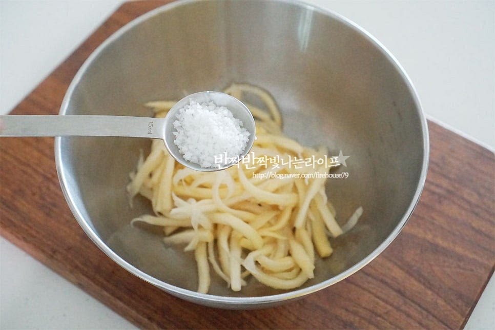 도라지쓴맛제거 팁~ 쌉싸래한 맛이 매력적이지만 잘못 만들면 쓴맛이 날 수도 있어 재료를 손질하는 과정에서 굵은소금으로 바락바락 문질러주어 잡아줍니다. 굵은소금을 넣고 문질러 주어요. 너무 세게 힘을 주면 식감이 물러질 수 있으니 힘 조절해 주며 문질러줍니다. 찬물에 깨끗이 헹군 뒤 20분 정도 담가줍니다. 한번 먹어 보고 씁쓸한 맛이 나면 물에 담가주고 기호에 따라 먹기 좋다면 그대로 물기를 털어주시면 됩니다. 마치 약같이 많이 씁쓸하게 느껴진다면 끓는 물에 살짝 데쳐도 되고요. 저는 5분 정도 담갔다가 헹구어 물기를 털어주었어요. 주의할 점은 너무 오래 담그거나 하면 오히려 특유의 향이 연해지니 중간에 체크하여 입맛에 맞게 조절해 주세요.