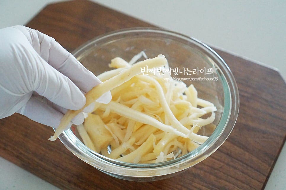 보통 시장이나 마트에 가면 껍질을 벗긴 걸 쉽게 구할 수 있죠. 아무래도 특유의 향이 국산이 더 진해서 중국산보다는 국산이 맛과 식감이 더 좋아요~ 굵은 부분은 먹기 좋게 칼로 갈라주고 길이가 긴 것도 손질하여 줍니다.