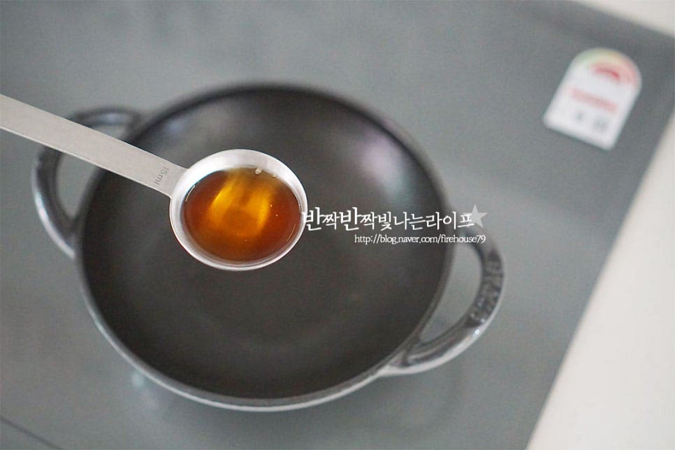 팬에 참기름 1 큰 술 듬뿍 둘러줍니다. 들기름도 좋아요. 고소한 풍미가 어우러지도록 가볍게 볶아줍니다. 소금과 설탕을 같이 넣고 간을 해줍니다. 설탕이 같이 들어가면 쓴맛도 잡아주고 감칠맛도 좋아요. 보통 나물을 만들 때 국간장을 넣고 간을 하기도 하는데요. 색이 밝은 재료 같은 경우 소금으로 깔끔하게 간을 해준답니다. 상에 올리는 게 아니라면 국간장으로 간을 하셔도 되어요. 감칠맛을 살려 볶는 법 무나 콩나물, 고사리와 같은 재료들도 마찬가지로 육수를 넣고 볶아주면 그 맛이 더 깊고 맛깔나요. 없다면 물을 넣으셔도 되는데 육수 들어가면 한 맛 더 깊어요^^ 중약불에서 재료가 부드러워지도록 볶아요. 너무 익어 무르지 않도록 먹기 좋은 식감이 되면 마무리해요. 제사 도라지나물은 정갈하게 먹다 보니 그릇에 담을 때 통깨나 쪽파와 같은 고명을 올려주면 된답니다. 부족한 간은 소금으로 해줍니다. 저는 반찬으로 만든 것이라 쪽파 고명 같이 결들여 주었어요. 재료 특유의 맛을 살리고 싶어 마늘은 넣지 않았는데 차례상에 올리는 게 아니라면 취향껏 넣어주세요. 먹기 좋게 그릇에 담아 통깨와 쪽파를 올려줍니다. 식감도 딱 먹기 좋고 씹으면 향긋한 쌉싸래함과 감칠맛이 어우러진답니다~ 영상도 같이 담았어요. 고소한 풍미와 함께 어르지는 향긋함 이 맛이 제맛이죠. 정갈하고 깔끔하게 만들어 먹음 맛깔나답니다. 도라지나물볶음 맛있게 만들어 건강한 반찬으로 곁들여 보세요. 씁쓸한 그 맛은 잡아주고 감칠맛은 살려 맛나게 만들어 드세요^^ 끄읕 !