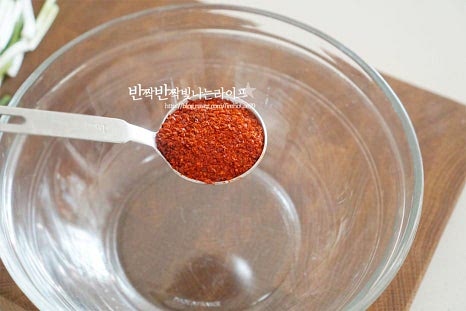 매콤하면서도 액젓으로 감칠맛을 내고 바로 무쳐 먹기 때문에 새콤달콤하게 간을 해줍니다. 고춧가루 2 큰 술 듬뿍, 액젓 2 큰 술 황설탕 1/2 큰 술, 매실액 2/3 큰 술 식초 1/2~1 큰 술, 간 마늘 2/3 큰 술 간생강 약간을 넣어줍니다. 액젓은 멸치나 꽃게 등 입맛에 맞게 넣어주고, 신맛은 식초로 조절해 줍니다. 새콤한 맛을 좋아하지 않다면 감칠맛을 살릴 정도로만 조금 넣어주세요. 재료가 어우러지도록 잘 섞어줍니다. 간을 보고 액젓이나 소금, 설탕을 조절해 주세요. 설탕만 넣는 것보다 매실액을 약간 넣으면 단맛이 더 풍부하게 맛을 냅니다.