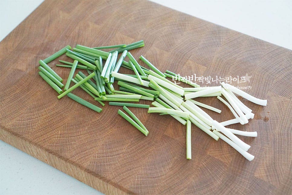 함께 곁들일 쪽파는 4cm 길이로 잘라줍니다. 양파나 사과 같은 달큰한 재료를 곁들여도 좋아요.