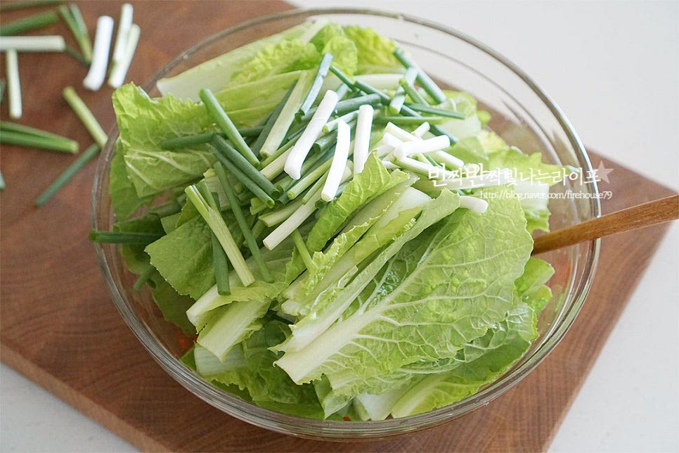 손질해둔 얼갈이배추와 쪽파를 넣어요. 양념이 어우러지도록 살짝 버무려줍니다. 얼갈이는 오래 버무리다 보면 상처가 생겨 숨이 죽고 풋내가 날 수 있기 때문에 살짝 들어가며 버무려주세요. 바로 먹기 때문에 참기름 1 큰 술, 통깨 약간 뿌려 고소한 향미를 더해 마무리해요.