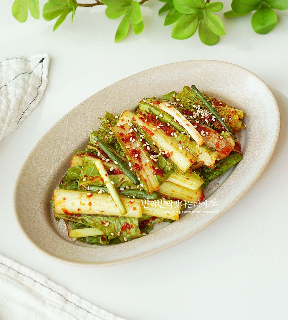 얼갈이겉절이는 절이는 과정 없이 바로 양념에 무쳐먹기 때문에 간단하게 만들어 먹기 좋습니다. 아삭아삭 수분감 있는 식감과 어우러지는 감칠맛이 풍부해요. 영상도 같이 담았어요. 흙을 꼼꼼하게 세척한 뒤 매콤 짭조름한 배추겉절이 양념에 버무려 간단 레시피로 완성합니다. 이때 풋내가 나지 않고 아삭함을 살려주는 게 중요합니다. 새콤달콤한 맛이 입맛을 돋우는 얼갈이 겉절이로 맛있는 반찬을 요리해 드세요. 끄읕 !