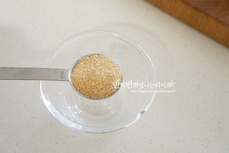 규동 소스는 간장과 설탕으로 달콤 짭조름하게 맛을 내어주는데 가쓰오부시 다시육수 대신 쯔유 활용하면 감칠맛나게 깊은 맛을 낼 수 있어요. 황설탕 1 큰 술, 간장 1 큰 술 맛술 1 큰 술, 청주 1 큰 술 쯔유 25ml, 물 100ml 생강가루 약간 넣어줍니다. 생강가루가 약간 들어가면 은은한 풍미를 더해주는데요. 생강즙이나 다진 생강으로 대체 가능해요. 쯔유는 농축 정도에 따라 너무 짜지 않도록 양을 조절해 주고 단맛은 입맛에 맞게 조절해줍니다. 일본식 덮밥이기 때문에 단짠의 간이 조금 간간한 편입니다.