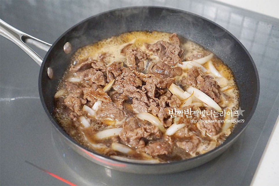 양파를 가볍게 볶은 뒤 만들어둔 소스를 부어줍니다. 자작하게 센 불로 졸이듯이 끓여줍니다. 부드럽고 촉촉하게 볶아 완성합니다.