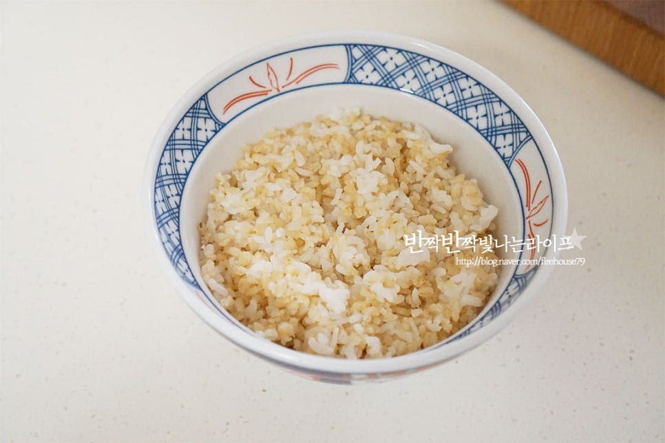 밥을 먼저 담아줍니다. 즉석밥을 활용해서 요리했는데 밥을 짓는다면 다시마 한 조각 올려주면 감칠맛을 더 살릴 수 있습니다. 밥 위로 소고기를 올려줍니다. 부드럽고 고소한 달걀노른자와 쪽파를 올려 마무리해요. 입맛에 따라 시치미나 절임 생강을 곁들여도 좋아요.