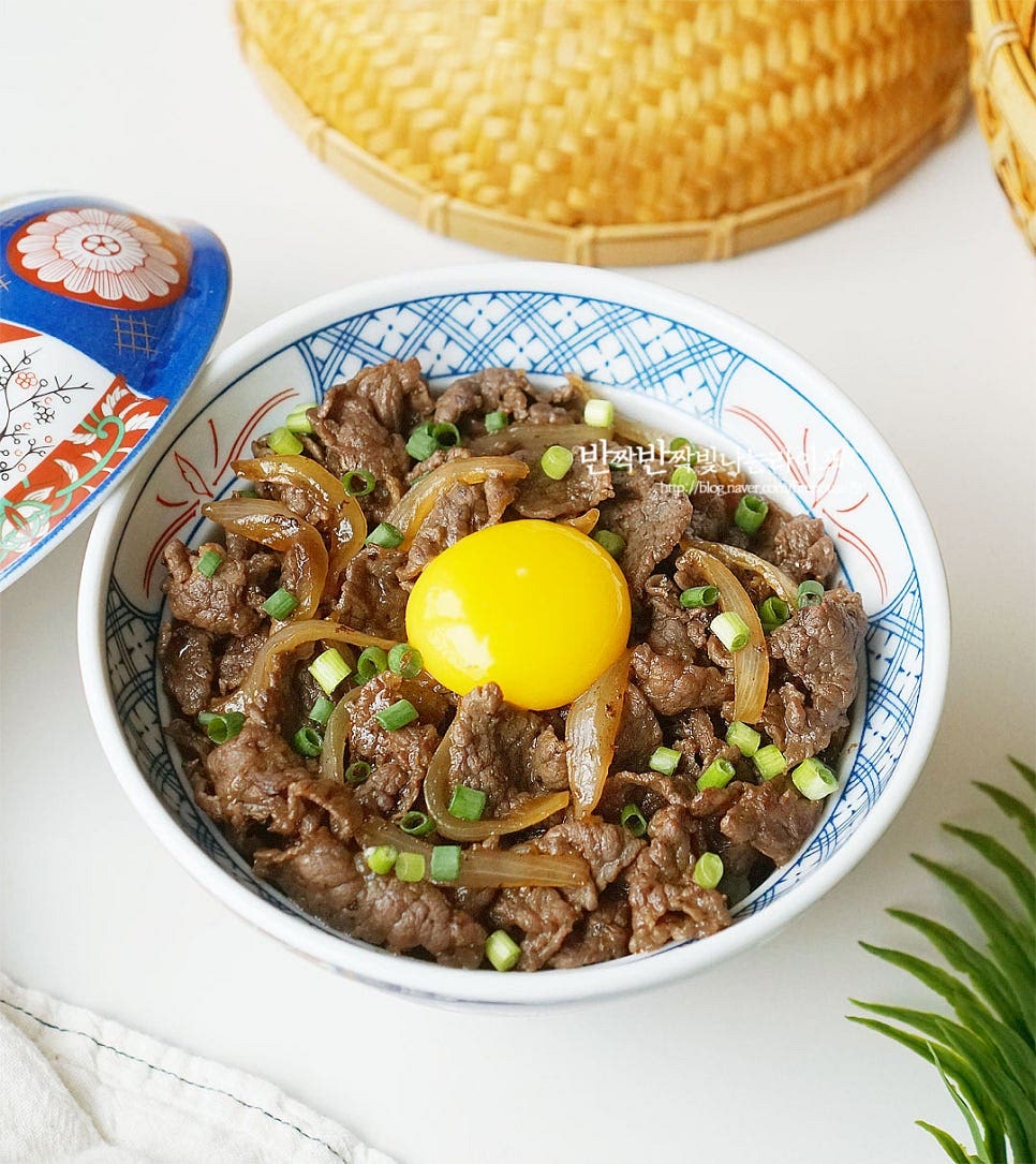 계란 노른자까지 푸짐하게 올려주면 맛있게 완성입니다. 짭조름한 소고기에 고소한 노른자 톡 터뜨려 먹음 부드럽게 어우러지는 맛이 좋아요. 영상도 같이 담았어요. 감칠맛나는 양념이 스며든 야들야들 소고기 규동은 별다른 반찬 없이 한 그릇 뚝딱 먹기도 좋고 간단한 레시피로 즐기기도 좋습니다. 얇게 썬 소고기를 짭조름한 소스 국물에 부드럽게 졸여 볶은 뒤 밥과 함께 먹음 맛있게 완성입니다. 규동 만들기 맛있는 일본식 덮밥을 즐겨보세요. 끄읕 !