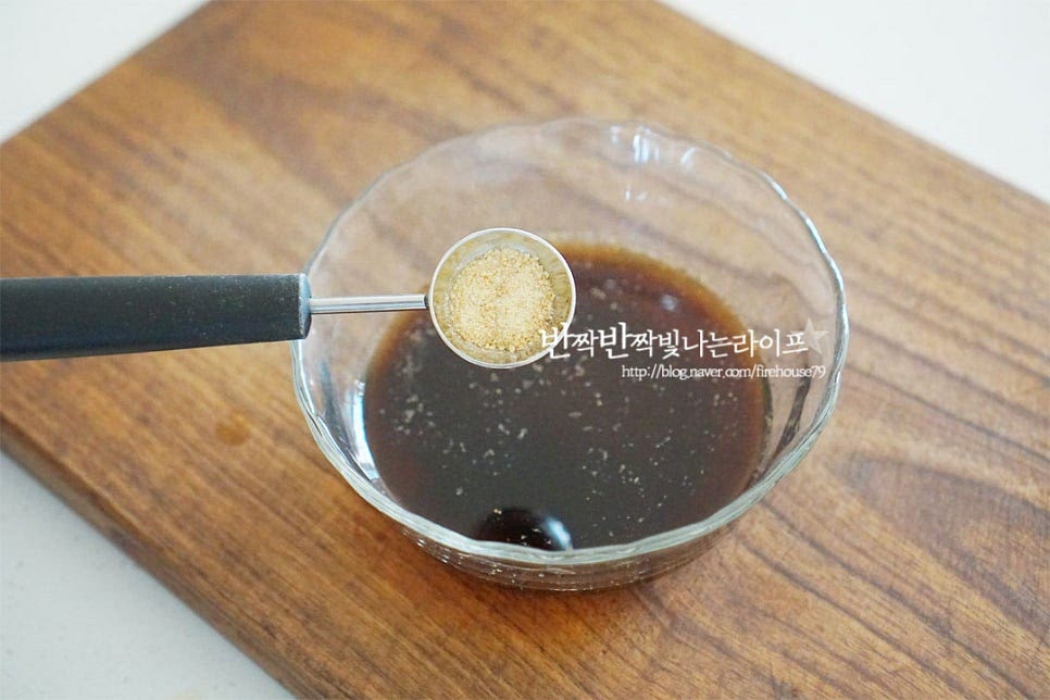 치킨 염지 양념을 만들어요. 소금, 후추만 뿌려도 맛있지만 감칠맛을 더해주기 위해 맛간장을 넣었습니다. 맛간장 5 큰 술, 황설탕 2 큰 술 맛술 2 큰 술, 마늘가루 2/3 작은 술 갈릭 솔트 1/2 작은 술 넣어줍니다. 설탕이 녹을 수 있도록 잘 섞어줍니다. 간장의 짠맛 정도에 따라 설탕량을 조절하여 주세요.
