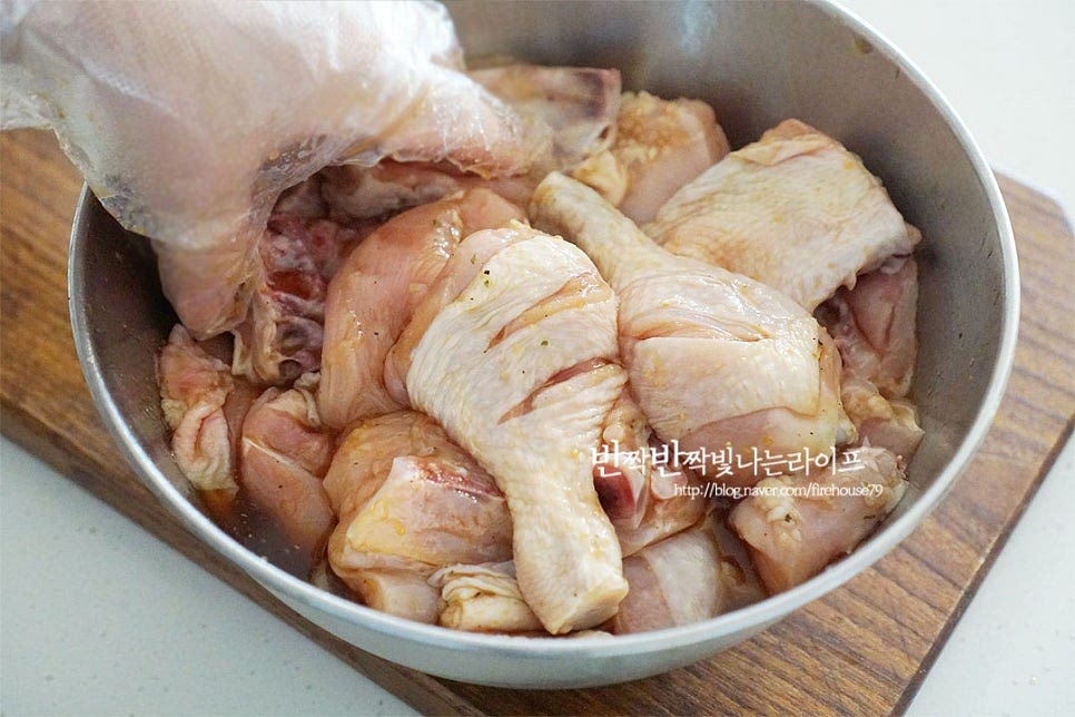 양념에 닭을 버무려 줍니다. 비닐팩에 담아 넣어주시면 간이 더 잘 스며들어요. 염지한 닭은 1시간 이상 재워둡니다.