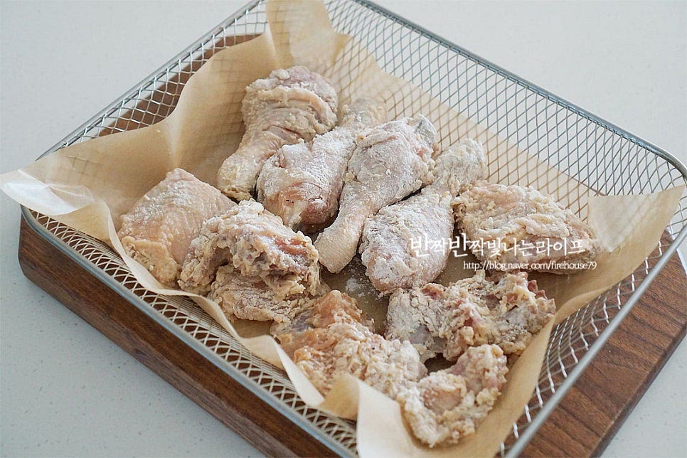 바스켓에 겹치지 않게 펼쳐 올려줍니다. 에어프라이어 치킨 180도 15분, 뒤집어 15분 구워줍니다. 기기의 사양에 따라 온도와 시간을 조절해 주세요. 뒤집어준 뒤 한 번 더 구워줍니다. 앞뒤로 노릇하게 구워졌어요. 토막이 너무 크지 않아야 속까지 고르게 익어요. 먹기 좋게 그릇에 담아내면 치킨 만드는법 어렵지 않게 완성입니다. 영상도 같이 담았어요. 노릇노릇하게 구워서 바삭한 겉옷과 고소한 육즙 가득한 속살이 촉촉하게 잘 구워졌어요. 기름에 튀기지 않은 구운 닭이라 만들기 보다 손쉬우며 담백 고소한 맛이 매력이에요. 집에서 치킨만들기 맛있게 구워드세요^^ 끄읕 !