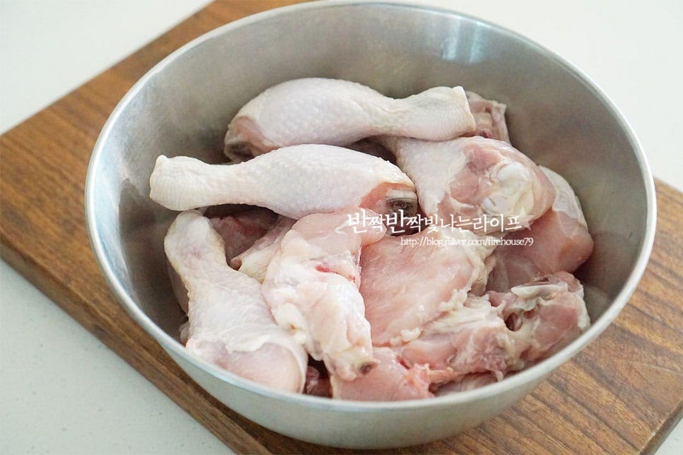 먹기 좋게 잘린 토막닭을 준비했습니다. 뼛가루와 내장을 제거하여 흐르는 물에 가볍게 씻어줍니다. 뼈 사이에 붙은 내장을 꼼꼼하게 제거해 주셔야 누린내 없이 맛볼 수 있습니다. 우유를 자작하게 부어 15분 재워줍니다. 육질을 부드럽게 하고 누린내를 잡아줍니다. 15분 뒤 흐르는 물에 헹구어 물기를 털어줍니다. 크기가 큰 것은 작게 썰어주고, 다리에 칼집을 넣어주면 간이 더 잘 스며들어요.