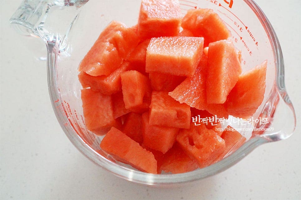 넉넉한 크기의 컵에 자른 수박을 넣어줍니다. 시원해서 따로 얼음은 생략했는데 얼음을 몇 조각 넣거나 갈아준 뒤 얼음잔에 주스를 부어서 드셔도 됩니다. 단맛이 풍부한 과일이기 때문에 별다른 재료를 넣지 않고 갈아도 맛있지만 몇 가지 부재료로 풍미를 더해줍니다. 레몬즙 1 큰 술, 소금 한 꼬집 넣고 알룰로스로 단맛도 진하게 더해줍니다. 당도에 따라 단맛은 조절해 주세요. 이 때 조금 더 이국적인 땡모반 만들기 하고 싶다면 생강즙을 약간 더해주면 됩니다. 가볍게 단맛을 내기 위해 알룰로스를 넣었는데 꿀이나 설탕 모두 좋습니다.