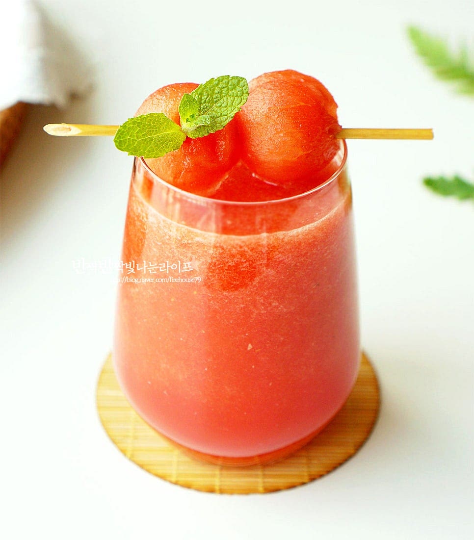 푸짐하게 담은 뒤 과육이나 허브잎을 올려주면 카페 못지않게 근사하게 완성입니다. 영상도 같이 담았어요. 수박을 통째로 넣고 갈아서 달콤하고 시원한 과육을 부드럽게 맛볼 수 있으며 레몬즙과 단맛, 짠맛이 맛있게 어우러지면서 풍미 또한 풍부하고 산뜻하답니다. 시원하고 달콤한 수박주스 만들기 집에서 간단한 레시피로 홈카페를 즐겨보세요. 끄읕 !