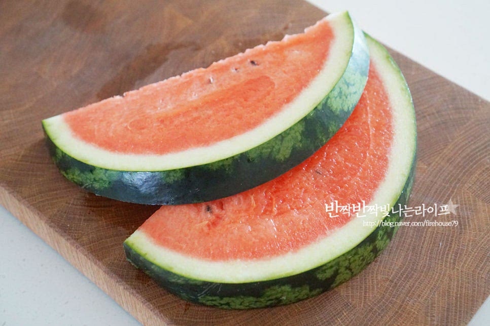 수박 한통 사면 온 가족이 맛있게 맛볼 수 있죠. 아삭하고 달콤한 과즙이 풍부한 과일이지만 가끔 실패할 때가 있어 그럴 땐 깍둑 썰어서 냉동실에 소분해두고 주스를 갈아 마시곤 해요. 그럼 얼음을 따로 넣지 않고도 시원하고 달아요. 이번에 산 수박은 적당하게 먹기 좋게 달아서 바로 과육을 잘라서 갈아주었습니다. 단단하지 않기 때문에 블렌더에 넣고 갈면 손쉽게 갈 수 있는데요. 적당한 크기로 큼직하게 깍둑 썰어줍니다. 이때 눈에 보이는 씨는 제거해 주었습니다. 씨도 같이 갈아서 드셔도 되지만 자르면서 보이는 것은 제거해 만들곤 해요.