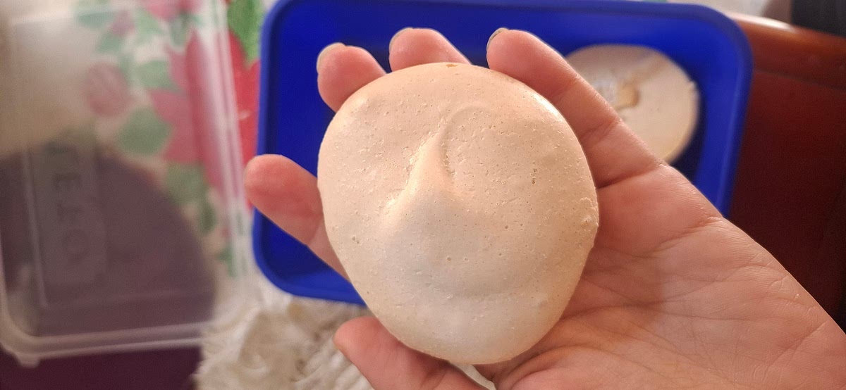 Faça "suspiros" grandes em uma forma antiaderente ou forrada com papel manteiga. Asse à 130°C por 30min em forno pré-aquecido.