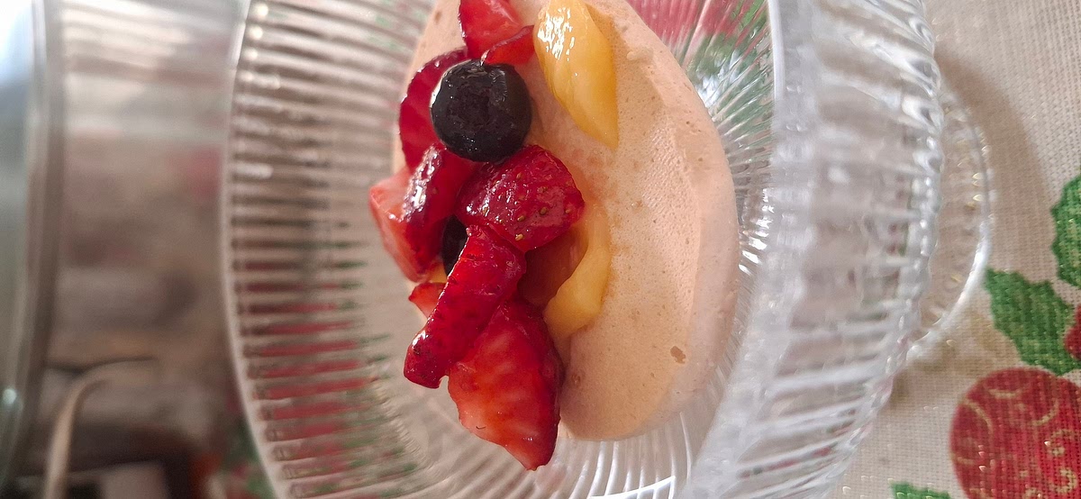 Após os " suspiros" resfriarem, fazer um furo no centro e acrescentar a custard de limão e por cima as berrys. Opcional: acrescentar Chantily por cima.