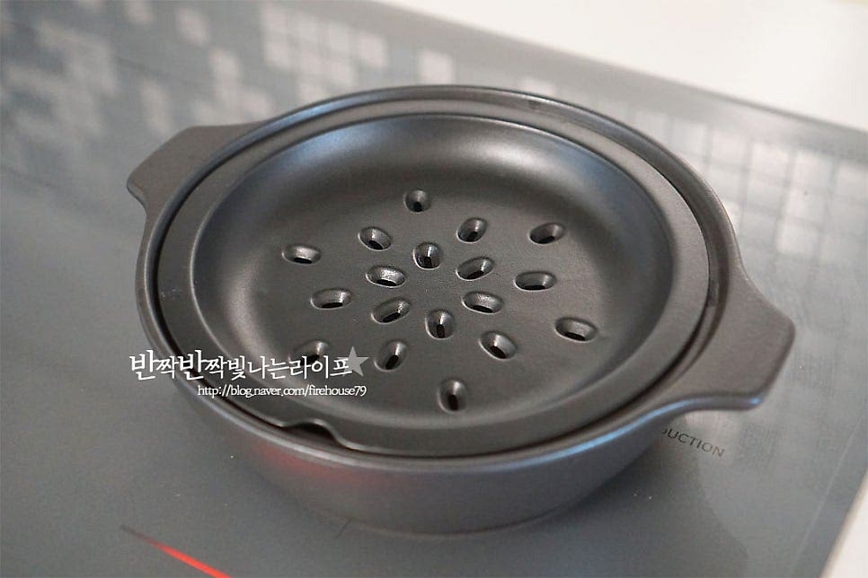 호박잎은 찜기에 찌거나 끓는 물에 데쳐 삶는 방법으로 익혀서 쌈을 맛볼 수 있는데요. 찜기로 부드럽고 촉촉하고 달큰한 향을 살려 쪄보도록 할게요. 먼저 김이 오른 냄비에 찜기를 올려줍니다. 이때 물이 찜기 위로 끓어오르지 않은 정도로 물의 양을 조절하여 넣어주면 됩니다. 끓어올라 김이 나면 손질해둔 호박잎을 펼쳐 올려줍니다. 호박잎 찌는시간은 너무 오래 익혀도 물러지고 맛도 싱거워질 수 있기 때문에 김이 올랐을 때 넣은 뒤 4~5분 쪄주면 됩니다. 양에 따라 1~2분 시간을 조절하여 쪄주어요. 뚜껑을 덮고 4분 쪄준 뒤 1분 뜸을 들여주었습니다. 뜸을 들인 뒤 뚜껑을 열어보니 촉촉하고 딱 먹기 좋게 잘 익었어요. 상추나 깻잎 같이 바로 먹기에는 거칠고 억센 잎이라 이렇게 쪄서 보드랍게 먹음 은은하게 달콤한 향도 좋고 맛있는 별미에요. 크기에 따라 반으로 잘라 밥을 올려 쌈장과 먹어도 좋고, 참기름 간을 한 밥을 돌돌 말아 쌈밥으로 만들어 먹어도 맛이 좋아요. 된장과 맛 조합이 좋으며 호박의 단맛과 구수한 맛이 잘 어울린답니다. 영상도 같이 담았어요. 입맛 없을 때 별다른 반찬 없이 먹기도 좋고, 고기반찬이랑도 맛있게 어울려요. 찌는시간에 맞추어 잘 익혀주기만 하면 억세지 않고 부드럽게 맛볼 수 있으니 제철이 끝나기 전까지 맛보면 좋을 것 같습니다. 같이 어울리는 참치쌈장 레시피도 있어요. 호박잎찌기 보드랍고 달콤하게 드셔보세요^^ 끄읕 !