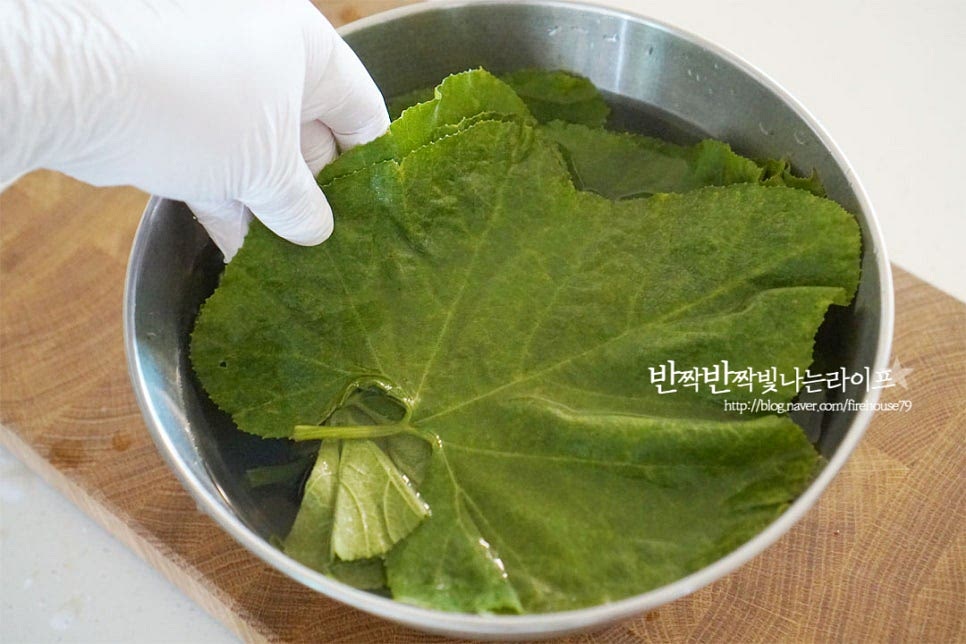 다듬어 손질한 뒤 큰 볼에 식초를 약간 희석한 물을 붓고 살살 흔들어 씻은 뒤 다시 한번 흐르는 물에 헹구어 물기를 탈탈 털어줍니다.