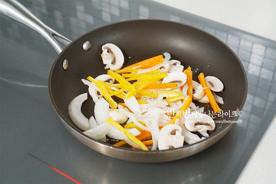 달군 팬에 식용유 약간 두르고 채소와 버섯을 먼저 볶아 줍니다. 소금, 후추 간을 하여 양파가 투명하게 볶아요. 볶은 채소를 덜어놓고 팬을 정리하여 둔 뒤 밑간하여둔 고기를 볶아 익혀줍니다. 수분이 날아가도록 바싹 구워줍니다.