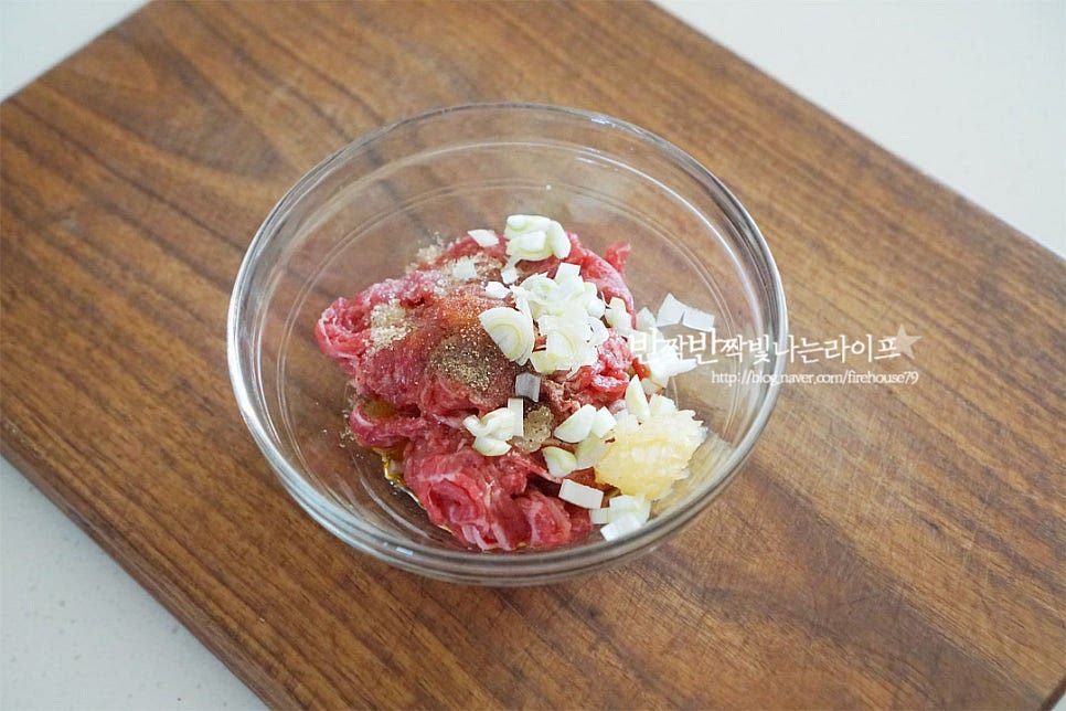 남는 불고기가 있다면 활용하셔도 좋고, 저와 같이 바로 양념에 재워 볶아도 됩니다. 고기는 가볍게 핏물을 제거하고, 진간장 1 큰 술, 황설탕 2/3 큰 술 맛술 1 작은 술, 다진 마늘 2/3 작은 술 다진 대파 1 큰 술, 참기름 1 작은 술 후추 약간 넣어줍니다. 간은 입맛에 맞게 조절하여 주시고 다른 재료를 손질하는 동안 재워둡니다. 양파와 파프리카는 채를 썰어주고, 양송이버섯은 슬라이스하여 줍니다. 채소 종류는 냉장고 사정에 따라 당근, 피망 등 다양하게 넣어주시면 좋습니다. 시판용 토마토소스와 모짜렐라치즈도 같이 준비해둡니다. 치즈는 피자치즈 말고 체다나 에멘탈 등 입맛에 맞게 준비해요.