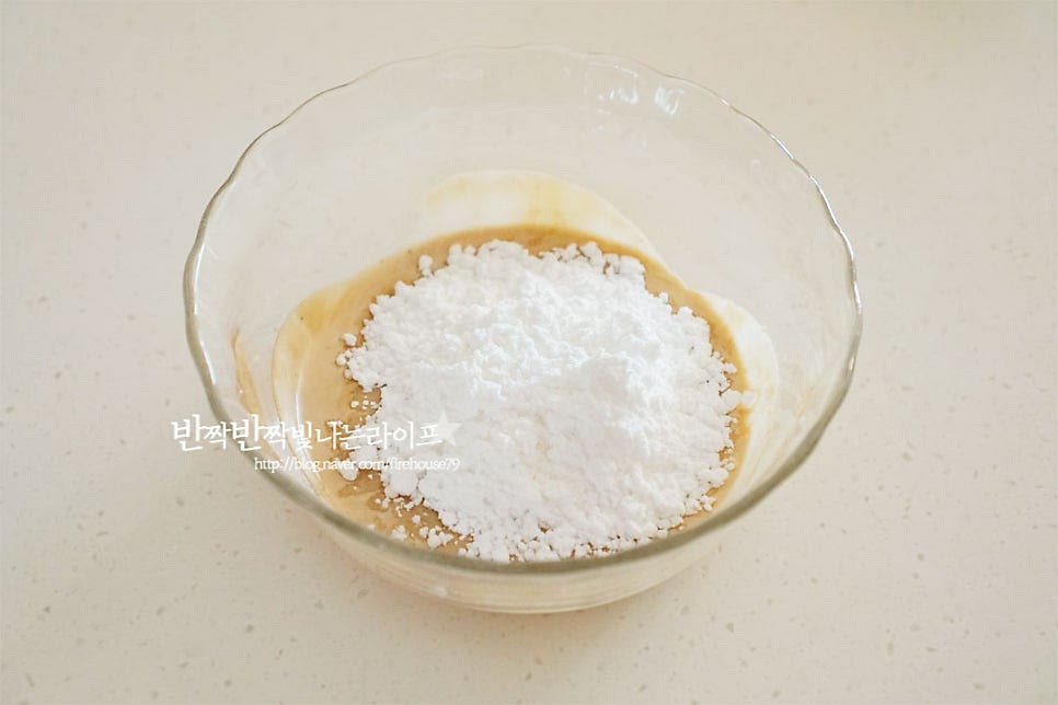 따로 덜어두었던 시럽에 슈가파우더를 넣고 덩어리지지 않게 잘 풀어줍니다. 걸쭉하면서 달콤하게 만들어지면 스콘 위로 자연스럽게 뿌려줍니다. 그리고 굳혀주면 완성입니다. 은은한 향과 달콤함이 어우러져 잼이나 버터를 곁들이지않고 그대로 먹어도 담백 고소한게 맛있어요. 영상도 같이 담았어요. 기본 버터스콘에 더해진 얼그레이의 향긋함이 더해져 색다른 레시피로 맛볼 수 있어요. 반죽을 만들 때 차가운 버터로 녹지않게 만들어주고, 휴지해준 뒤 굽기만하면 어렵지 않게 만들기도 좋고요. 얼그레이 스콘만들기 바삭하고 부드러운 담백함과 은은한 향이 어우러진 홈베이킹 즐겨보세요^^ 끄읕 !