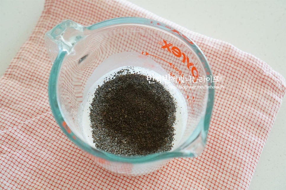 생크림에 얼그레이찻잎을 넣어줍니다. 티백 2g 2개를 뜯어서 넣어주었어요. 전자레인지 30~40초 데워줍니다. 찻잎이 잘 우러나도록 뜨겁지 않은 따뜻한 온도로 데워주세요. 5분 우려줍니다. 10분 이상 오래 우리면 쓴맛이 날 수 있어요. 아이싱 데코에 넣을 시럽 20g을 덜어두고 잎은 고운 체에 걸러줍니다. 그리고 차갑게 냉장고에 넣어둡니다.