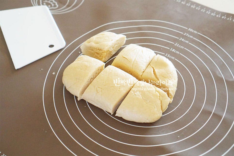 1시간 뒤 꺼내어 6등분 해줍니다. 한 개가 80~85g 정도가 됩니다. 반죽을 반으로 갈라 자연스러운 둥근 모양을 만들어요. 역시 냉기가 있는 상태로 홈베이킹을 해줍니다. 팬에 일정한 간격을 두고 올려줍니다. 190도 예열한 오븐에 넣고 190도 17~20분 구워줍니다. 기기의 사양에 따라 온도와 시간은 조절해 주세요. 겉은 바삭 속은 촉촉하고 파근하게 구워지면 식힘망에 올려 식혀줍니다.