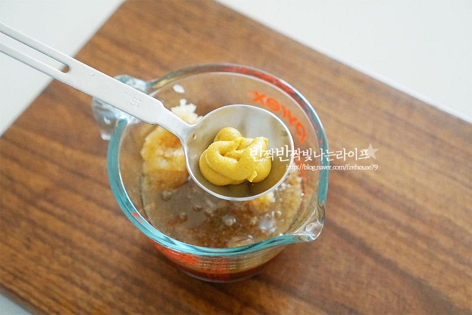 아구찜 양념을 만들어줍니다. 고춧가루 100g, 아구 삶은 물 1컵 진간장 4 큰 술, 설탕 4 큰 술 다진 마늘 3 큰 술, 후루 1/2 큰 술 참치 액젓 3 큰 술, 물엿 2 큰 술 연겨자 2 큰 술을 넣어줍니다. 생선을 삶은 물은 뜨거운 상태로 뜨거울 때 넣어 고춧가루 날 내를 잡아줍니다. 알토란 레시피의 팁은 양념장에 연겨자를 넣어주는 것인데요. 연겨자가 맛의 풍미를 살려준다고 해요. 간을 보고 입맛에 맞게 양을 가감하여 주시면 더 좋을 것 같아요~