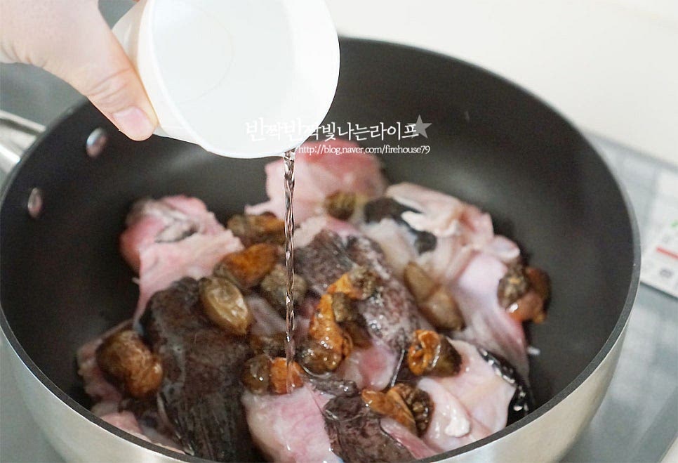 마른 팬에 생선, 미더덕을 넣고 소주 1/2컵을 넣어줍니다. 소주가 비린내를 잡아주는 역할을 해요. 수분이 많은 생선이기 때문에 따로 물을 넣지 않고 재료에서 나오는 수분만으로 찜을 만들어 줄 것이에요. 뚜껑을 덮고 7분 삶아줍니다. 7분 뒤 뚜껑을 열어보면 자작하게 수분이 나와있어요. 삶은 물 1컵 정도 남기고 나머지 물은 따로 그릇에 담아둡니다.