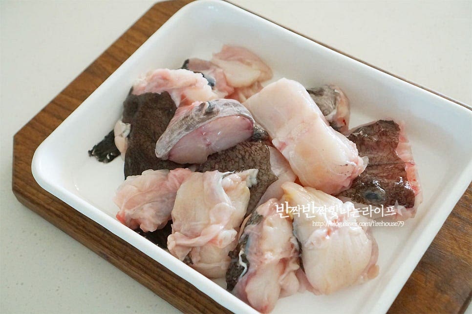 토막 난 생선을 준비했어요. 마트나 시장에 가면 비교적 저렴한 가격으로 만나볼 수 있어 가성비가 좋은 식재료 중 하나랍니다^^ 흐르는 물에 두세 번 씻어 물기를 털어줍니다. 콩나물은 머리와 뿌리 부분을 다듬어 준비해 줍니다. 질긴 식감의 뿌리와 비린내가 나기 쉬운 머리를 제거해 주면 더 맛있게 드실 수 있다고 해요. 향긋하게 곁들일 미나리는 큼직하게, 고추는 송송 썰어 준비해 줍니다.