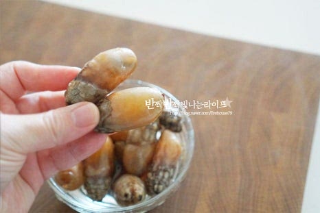 봄철 향긋한 미더덕 요리를 입맛을 돋우는데요. 회나 무침으로 먹기도 하지만 된장찌개에 넣으면 바다향 감칠맛이 깊어 국물 맛이 시원합니다. 먹기 좋게 기본 손질이 된 것이라 잠길 정도로 물을 붓고 소금 1 작은 술을 녹여 소금물을 만들어 살짝 흔들어가며 씻어줍니다.