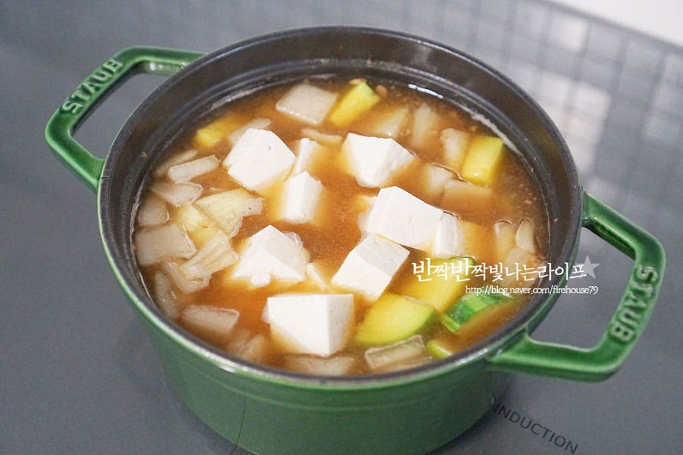 호박과 무가 2/3 정도 익으면 두부도 넣어줍니다. 생각보다 채소가 금방 익습니다. 다진 마늘 2/3 큰 술, 참치액 약간 넣어줍니다. 육류를 넣고 만드는 된장찌개는 고추장이나 쌈장을 넣기도 하는데 미더덕을 넣고 끓이는 것이라 구수하게 시원한 감칠맛을 살리기 위해 참치액을 조금 넣었습니다. 간을 보고 양은 조절하여 주세요.