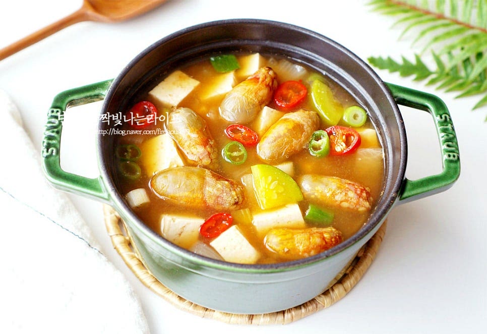 구수한 국물맛이 일품인 누구나 좋아하는 된장찌개 레시피 완성입니다. 좋아하는 재료를 푸짐하게 넣고 끓이면 되는데 향긋한 향미를 느낄 수 있는 미더덕과 보들보들 두부 듬뿍 들어가 맛있어요. 영상도 같이 담았어요. 육수에 채소와 된장 양념을 넣고 두부까지 풍성하게 넣고 끓인 레시피로 별다른 반찬 없이 한 그릇 푸짐합니다. 깊고 구수한 맛을 느낄 수 있는 두부 된장찌개 맛있게 끓이는법으로 든든하게 요리해드세요. 끄읕 !